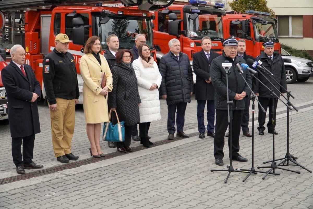 O szczegółach dotyczących dofinansowania dla OSP z naszego województwa podczas konferencji prasowej mówili: wojewoda podkarpacki Ewa Leniart, komendant wojewódzki PSP w Rzeszowie nadbryg. Andrzej Babiec, prezes Zarządu WFOŚiGW Adam Skiba oraz poseł na Sejm RP, przewodniczący Parlamentarnego Zespołu 