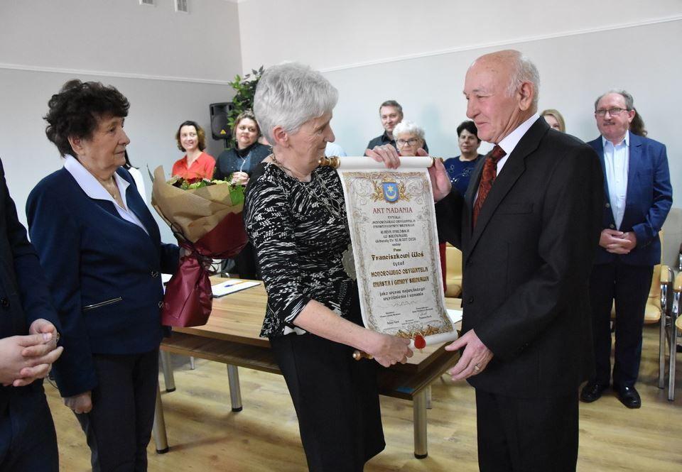 – Dziękuję wszystkim tym, którzy zauważyli trochę tych pozytywnych cech i zadecydowali o tym, że znalazłem się w gronie wyróżnionych – powiedział F. Woś, odbierając wyróżnienie.

<br/>fot.UMiG Sieniawa
