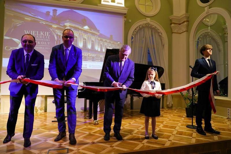 Do uroczystego przecięcia wstęgi zaprosił gości wydarzenia dyrektor ZPSM w Przemyślu Dariusz Baszak.

<br/>fot.www.mkidn.pl