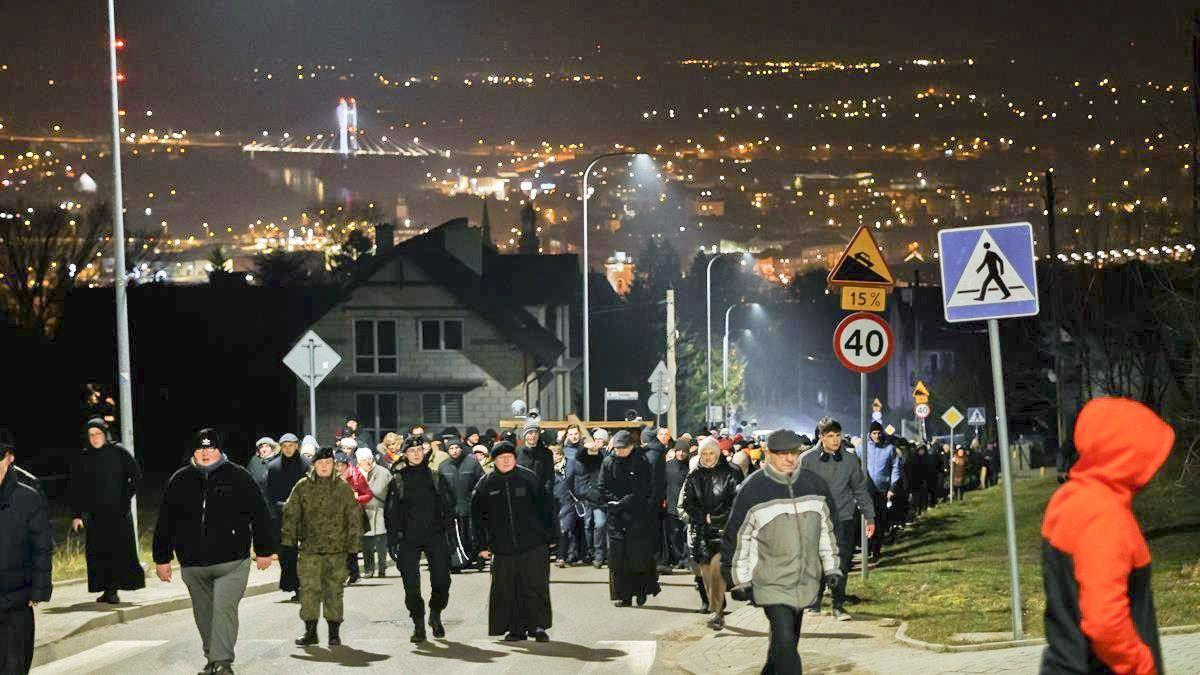 Podobnie jak rok temu, również podczas tegorocznej plenerowej drogi krzyżowej ulicami miasta modlono się o pokój na Ukrainie, w rodzinach, a także pomiędzy ludźmi.<br/>fot.Archidiecezja przemyska