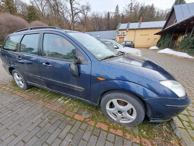 Gdyby porzucony pojazd znajdował się na drodze publicznej, dawno by zniknął. Problemem jest to, że parking przy Domku Ogrodnika stanowi część miejskiej działki. W takim przypadku i straż miejska, i gmina miejska Przemyśl niewiele mogą zrobić.fot.Urszula Gielo