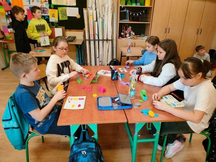 Na pozyskaniu przez gminę Chłopice dofinansowaniu z Programu Sportowa Polska zyskają uczniowie ze Szkoły Podstawowej w Dobkowicach. Samorząd planuje wybudować przy placówce salę gimnastyczną z zapleczem szatniowo-sanitarnym i prowadzącym do niej łącznikiem.

<br/>fot.SP Dobkowice