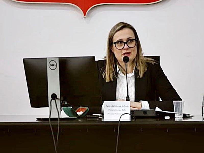 – Nie wiem, kto dokonał manipulacji i montażu wyrwanych z kontekstu moich wypowiedzi. Muszę przyznać, że Goebbels by się tego nie powstydził. Pytanie brzmi: kto za to zapłacił? – zapytała retorycznie przewodnicząca Rady Powiatu Przeworskiego Agnieszka Bukowy-Jedynak.<br/>fot.ze zbiorów własnych