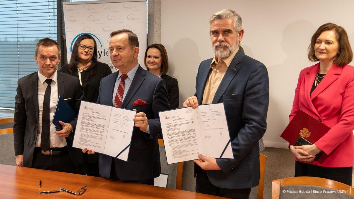 W podpisaniu umowy w siedzibie Podkarpackiego Zarządu Dróg Wojewódzkich w Rzeszowie udział wzięli: marszałek Władysław Ortyl, sekretarz stanu w Ministerstwie Funduszy i Polityki Regionalnej Małgorzata Jarosińska-Jedynak, sekretarz stanu w Ministerstwie Rodziny i Polityki Społecznej i poseł RP Anna S