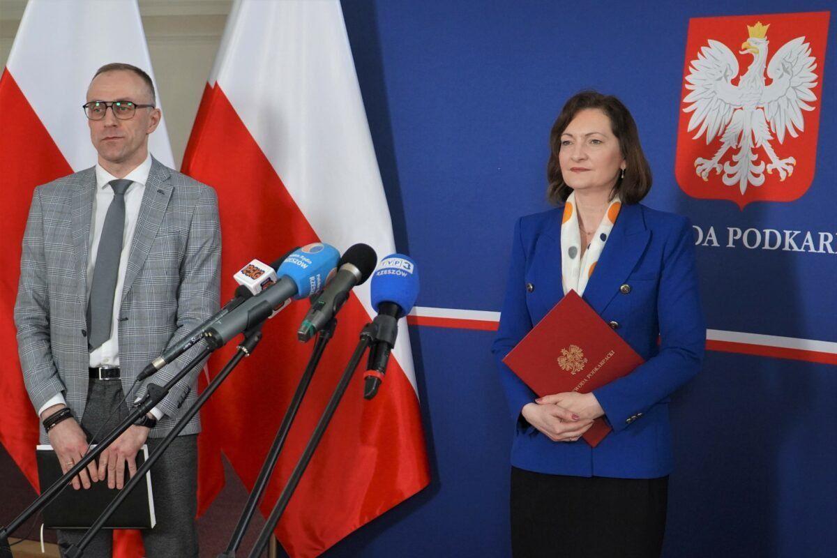 Projekty nadesłane do Wydziału Bezpieczeństwa i Zarządzania Kryzysowego Podkarpackiego Urzędu Wojewódzkiego w Rzeszowie w ramach programu oceniać będzie Wojewódzki Zespół ds. Programu, a najlepsze z nich zostaną przekazane do dalszego procedowania w Ministerstwie Spraw Wewnętrznych i Administracji.<