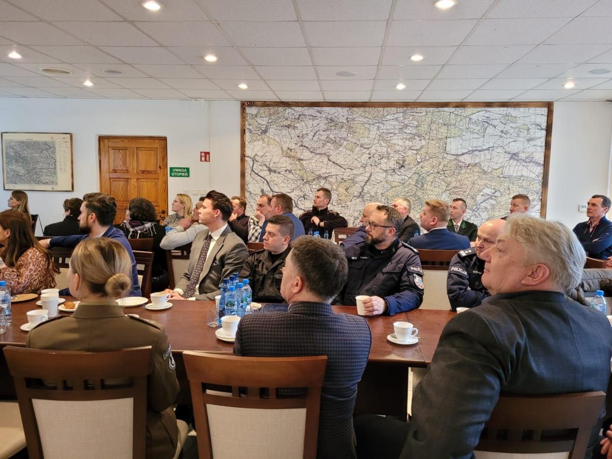 Organizatorami spotkania byli Nadleśnictwo Sieniawa oraz Stowarzyszenie Eksploracyjno-Historyczne „Galicja” z menadżerem Pałacu w Sieniawie.<br/>fot.D.Dyndał, M.Sęk