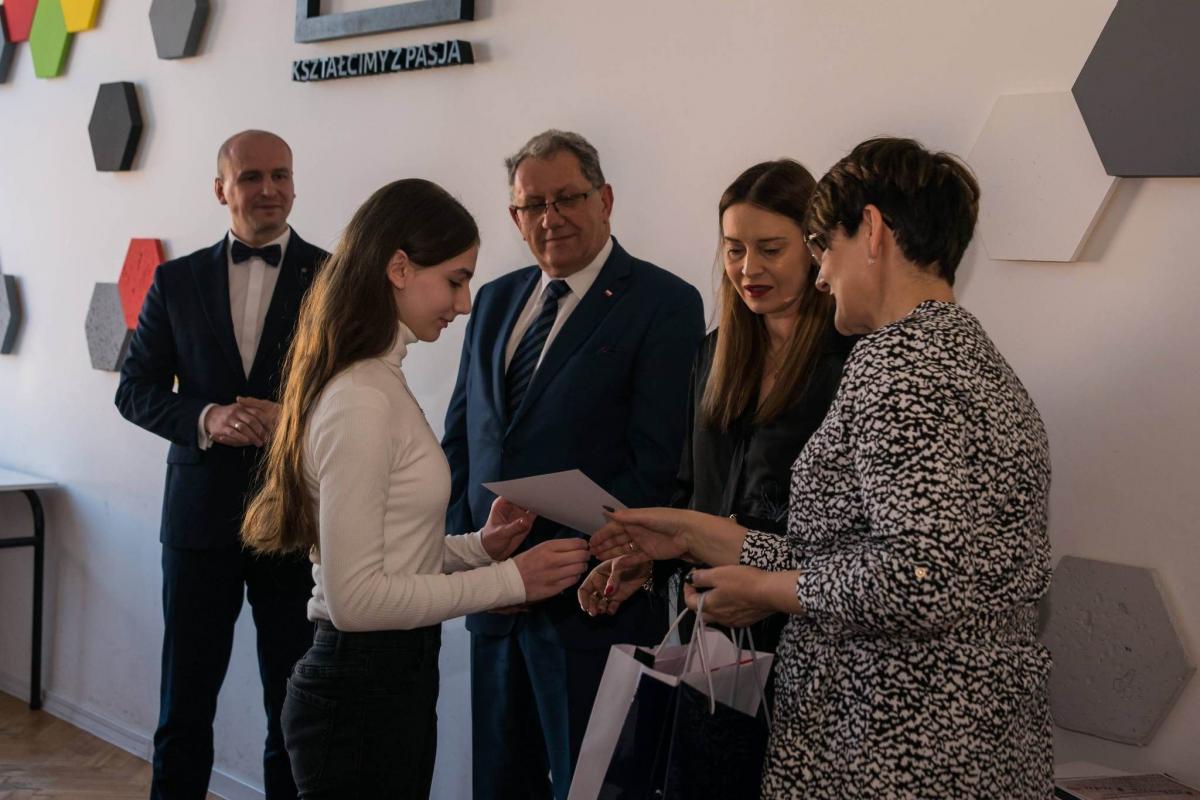 Uroczyste wręczenie nagród i dyplomów laureatom konkursu.<br/>fot.Zespół Szkół Innowacyjnych w Jarosławiu