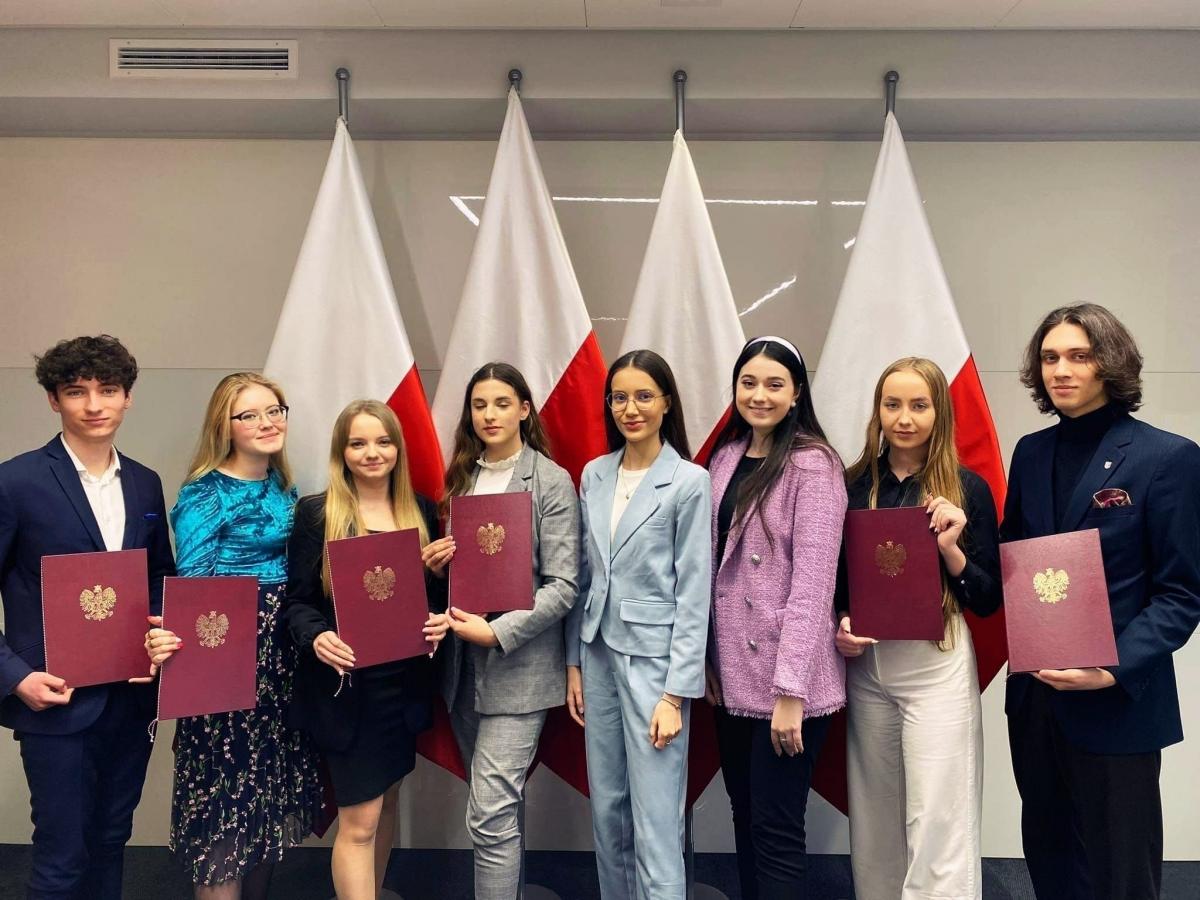 W gronie nowo powołanych członków Rady Dzieci i Młodzieży Rzeczypospolitej Polskiej znalazła się uczennica klasy maturalnej jarosławksiego „Kopernika” Martyna Łuszczek (trzecia od lewej).<br/>fot.www.gov.pl