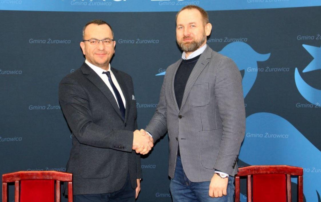 Kilkanaście dni temu wójt Tomasz Szeleszczuk podpisał umowę z przedstawicielem firmy Flexipower Group sp. z o.o. sp. komandytowa na dostawę i montaż instalacji fotowoltaicznych i pomp ciepła na terenie gmin: Żurawica, Przemyśl i Stubno.<br/>fot.Agata Godos/UG Żurawica