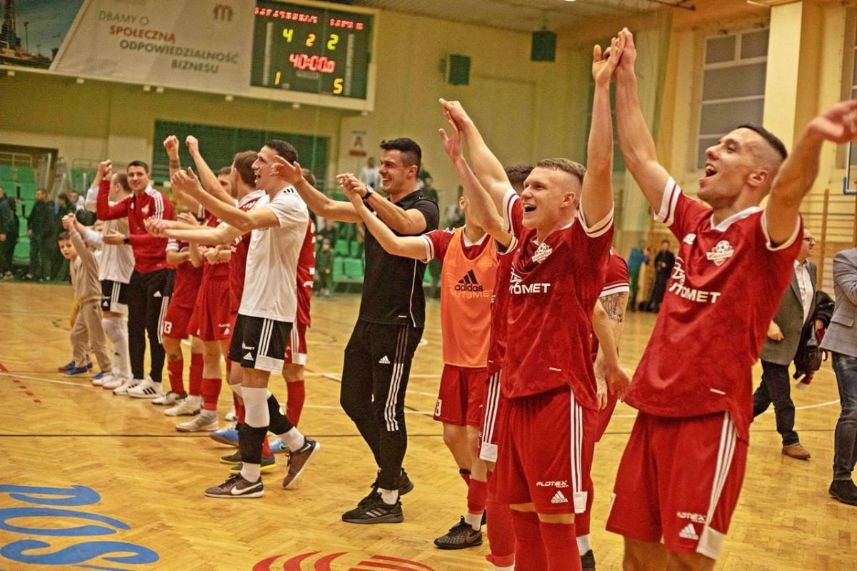 Radość piłkarzy Eurobusu Przemyśl po wyeliminowaniu z Pucharu Polski Widzewa Łódź Fustal była ogromna. O podobny sukces w starciu w aktualnym wiceliderem FOGO Ekstraklasy z Lubawy będzie piekielnie trudno. Ale od czego są sensacje w sporcie?<br/>fot.Grzegorz Gajdzik