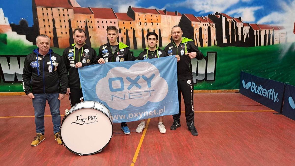 Ekipa Oxynetu Jarosław tuż po wygranej w Grudziądzu. Od lewej: najwierniejszy kibic zespołu Marek Gudzelak, Jaroslav Żmudenko, Alan Kulczycki, Amirezza Abbasi oraz trener-menadżer Kamil Dziukiewicz.<br/>fot.ze zbiorów własnych