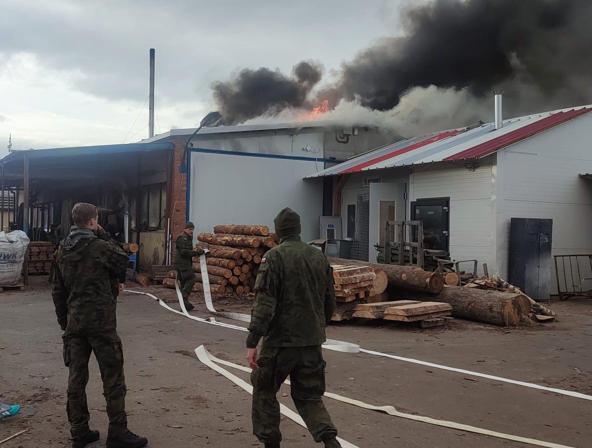 Jako pierwsi pożar zauważyli… żołnierze 20. Przemyskiej Brygady Terytorialnej, którzy błyskawicznie udali się na miejsce zdarzenia.<br/>fot.20 PBOT