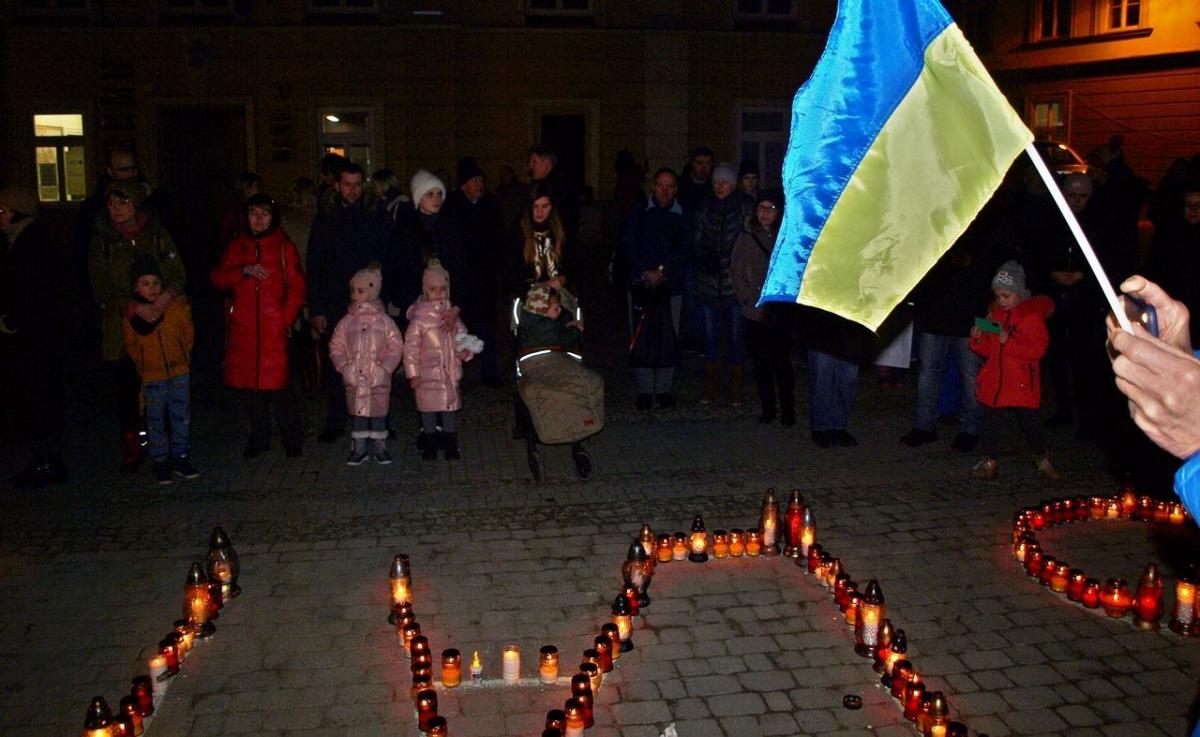 Na przemyskim Rynku spotkało się ponad 100 osób, które oddały hołd setkom tysięcy ofiar zbrodniczej napaści Rosji na Ukrainę.<br/>fot.Mariusz Godos