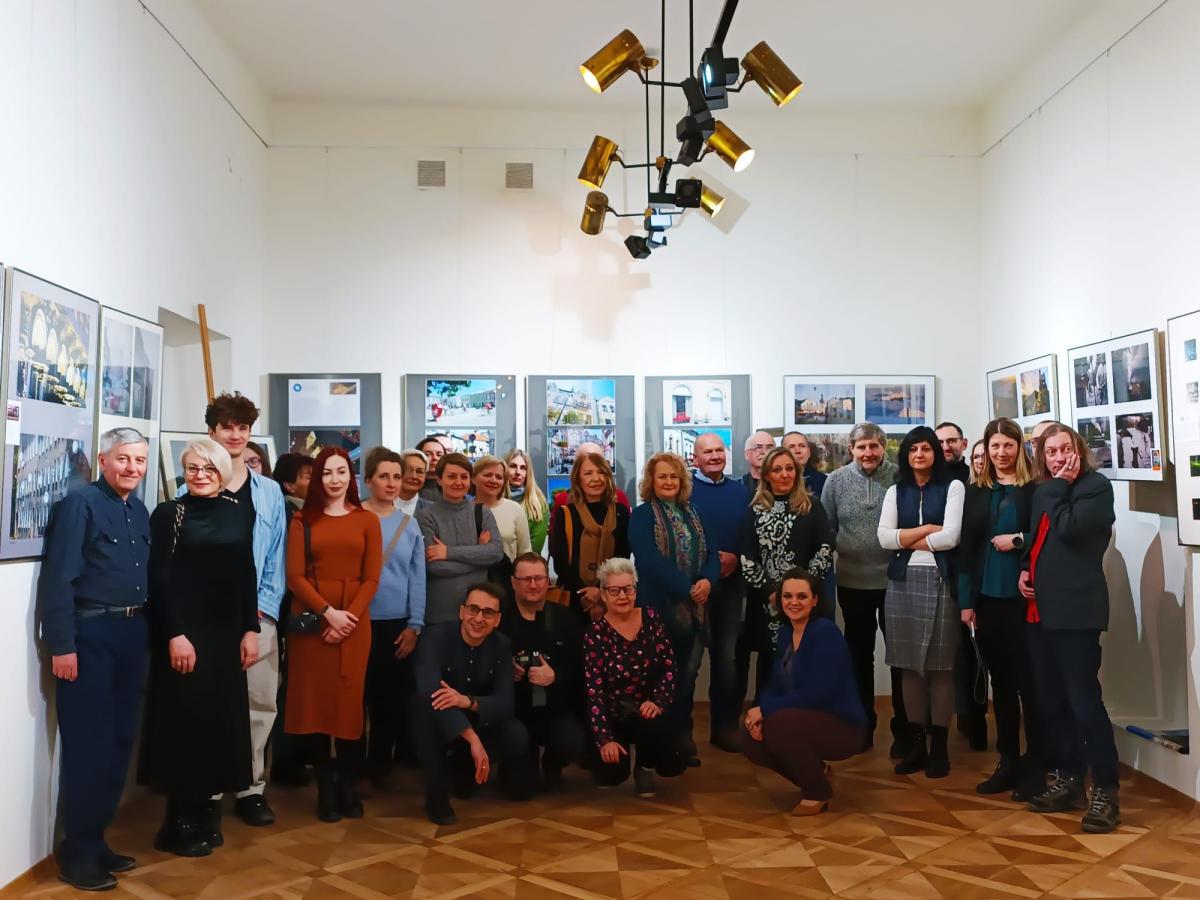 Uczestnicy spotkania i autorzy prac. Wystawa potrwa do 3 marca.<br/>fot.archiwum autora