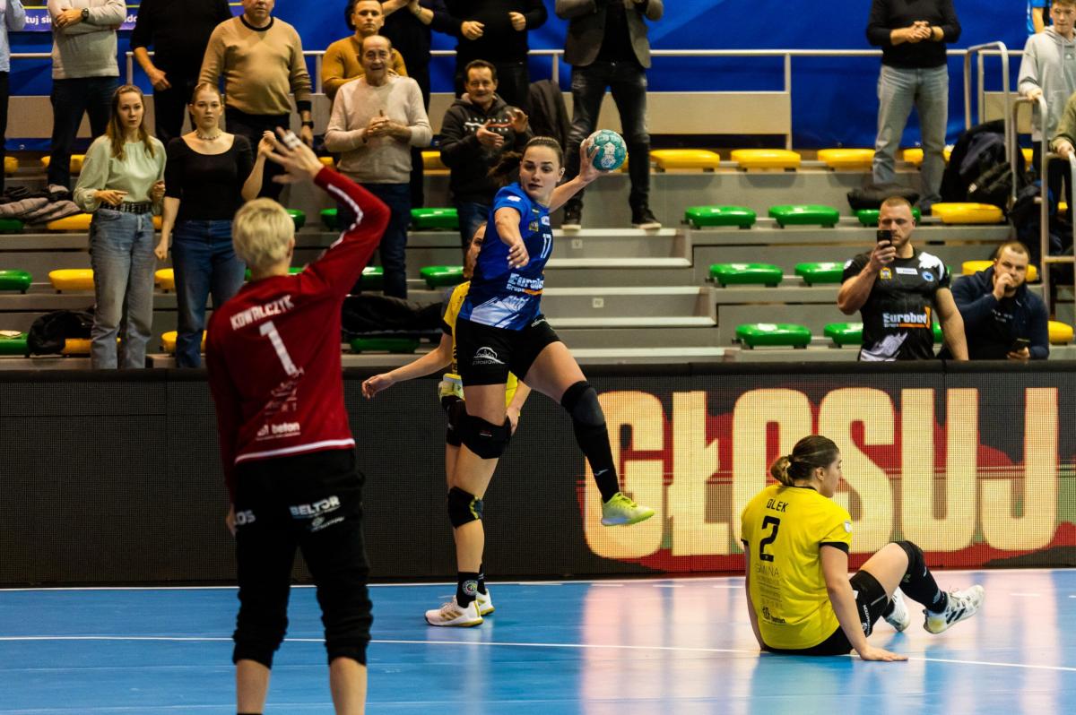 Natalia Wołownyk rozegrała znakomite zawody z KPR Kobierzyce.<br/>fot.PGNiG Superliga Piłki Ręcznej Kobiet