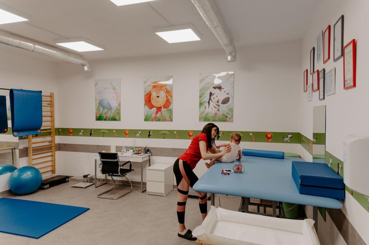 Zespół specjalistów planuje terapię tak, aby rozwój dziecka zmierzał w jak najkorzystniejszym kierunku. Na zdjęciu fizjoterapeutka Joanna Łach z małym pacjentem.