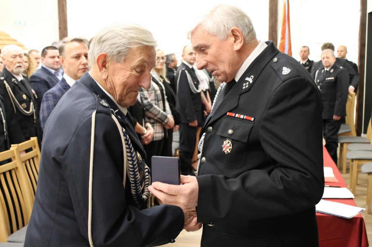 Spotkanie było okazją do wyróżnienia najbardziej zaangażowanych i najdłużej służących w jednostce.<br/>fot.OSP Dubiecko