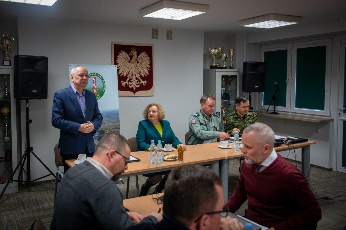 O warunkach przywrócenia kursów kolejowych na linii 102 Przemyśl – Chyrów rozmawiano niedawno w Medyce. Udział w rozmowach wzięli wicemarszałek województwa Ewa Draus, przedstawiciele polskich służb granicznych, rzeszowskiego oddziału PKP PLK i resortów infrastruktury i finansów.

<br/>fot.Biuro Pras