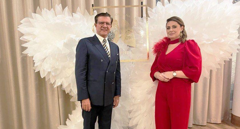 Licytację poprowadził znany z telewizyjnego ekranu Zygmunt Chajzer. Na zdjęciu z szefową fundacji Moniką Bartnik.<br/>fot.materiały organizatora