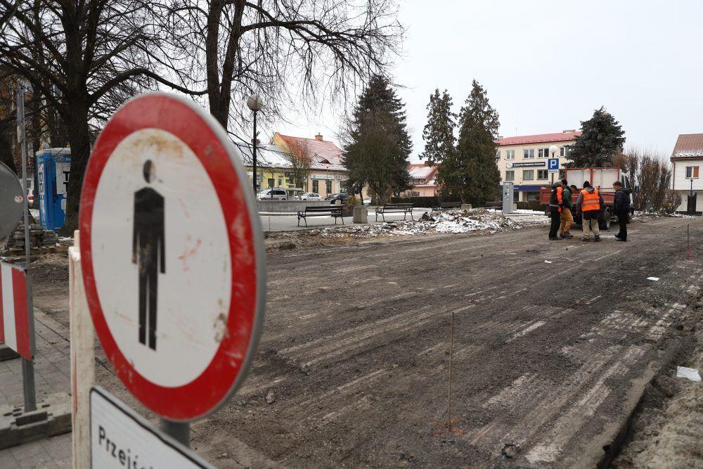 Przebudowa Rynku miała wystartować jeszcze w grudniu, ostatecznie prace rozpoczęto w bieżącym miesiącu. Ich finał przewidziany jest na koniec czerwca tego roku.



<br/>fot.UM Przeworsk