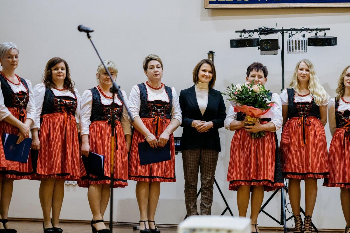 Kwiaty, prezenty, podziękowania i najserdeczniejsze życzenia. Te elementy zdominowały jubileuszowe święto gospodyń z KGW w Krowicy Samej.<br/>fot.UG Lubaczów