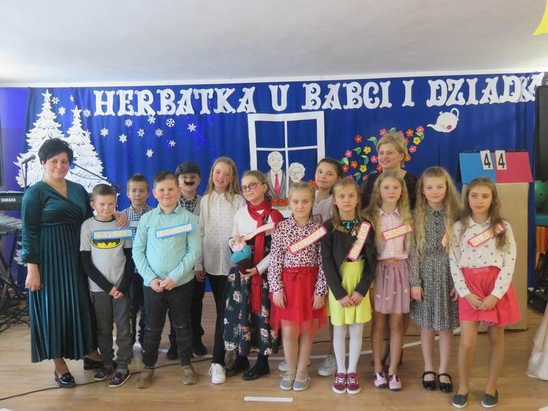 Dyrektor SP im. bł. Ks. B. Markiewicza w Leszczawie Dolnej B. Mielnikiewicz już teraz zaprosiła miłych gości na przyszłoroczną zabawę karnawałową.

<br/>fot.SP w Leszczawie Dolnej