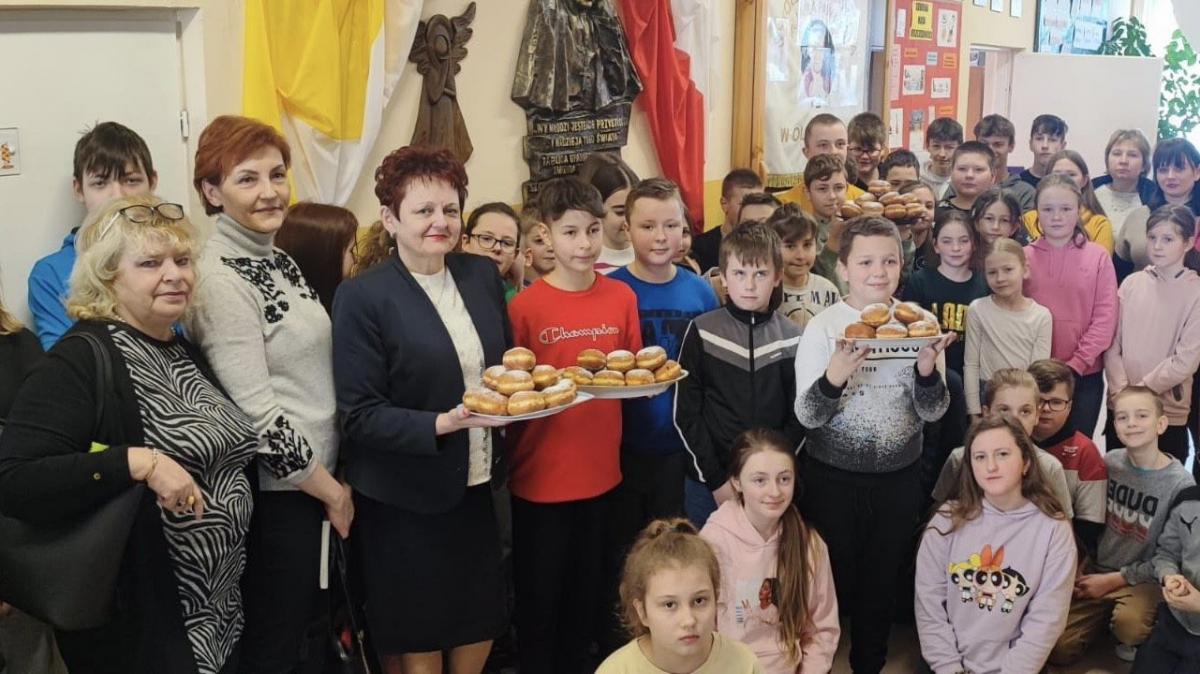 Słodkie wypieki stały się pomysłem na kolejną zbiórkę datków na rzecz Frania Karasia.<br/>fot.SP Olszany