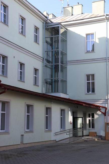 Specjalny Ośrodek Szkolno-Wychowawczy im. Jana Pawła II jako placówka prowadzona przez samorząd powiatu jarosławskiego kształci i sprawuje opiekę wychowawczą nad ponad 200 dziećmi i młodzieżą. W wyremontowanym budynku pojawiła się m.in. winda do przewozu osób pomiędzy poziomami 0 – 2.

<br/>fot.Star