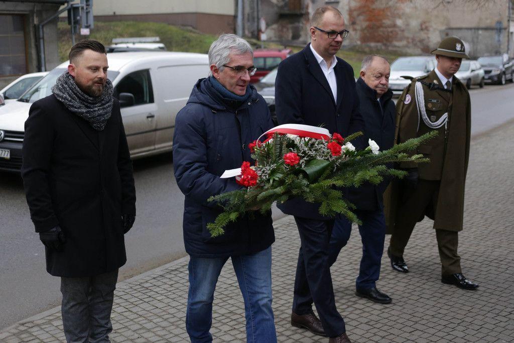 14 lutego 1942 roku, z rozkazu naczelnego wodza gen. Władysława Sikorskiego, Związek Walki Zbrojnej stał się Armią Krajową. O rocznicy powstania jednej z największych w Europie sił zbrojnych w konspiracji pamiętali przemyscy samorządowcy. <br/>fot.UM Przemyśl  