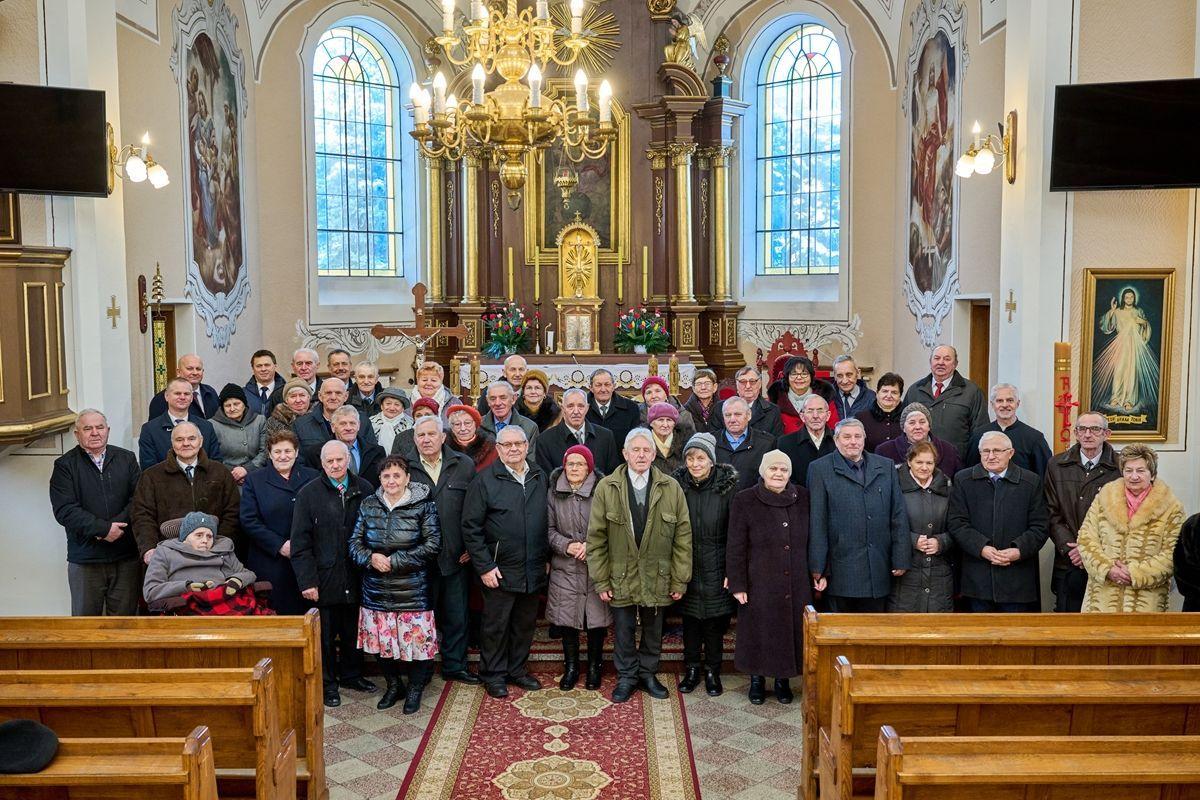W życzeniach i gratulacjach, jakie odbierali Jubilaci, nie brakowało odniesień do wypowiadanej pół wieku wstecz przysięgi małżeńskiej i porównań, że jej odzwierciedleniem są szczęście dzieci i uśmiech wnuków. Całą redakcją dołączamy się do życzeń zdrowia i niegasnącej miłości na dalsze, wspólne lata