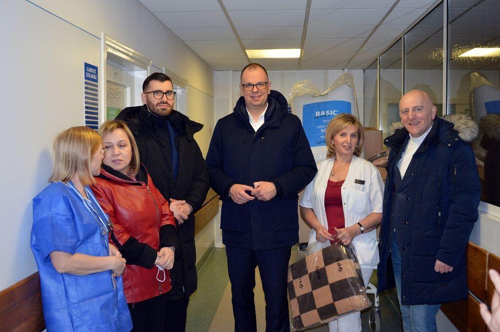 Poduszki i koce mają podnieść komfort najmłodszych i ich opiekunów na Oddziale Ginekologiczno-Położniczym i Oddziale Chirurgii Dziecięcej.<br/>fot.UM Przemyśl  