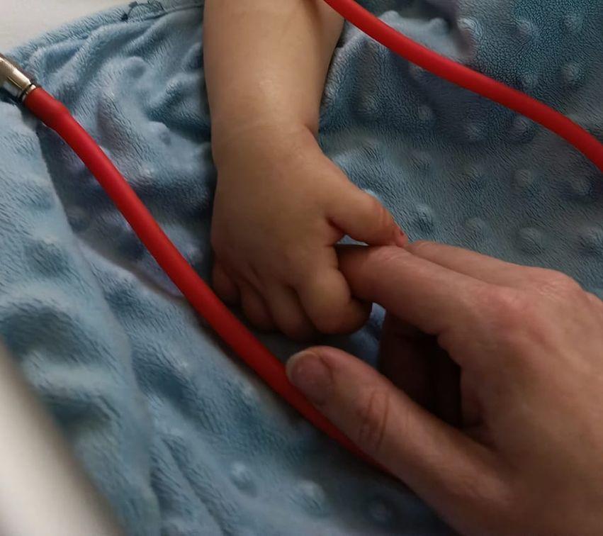 Rodzice Poli – Kamila i Marcin Matuszkowie – dziękują za wsparcie i modlitwę.  Sami w niej nie ustają i wierzą w cud. <br/>fot.facebook//pola walczy z sma