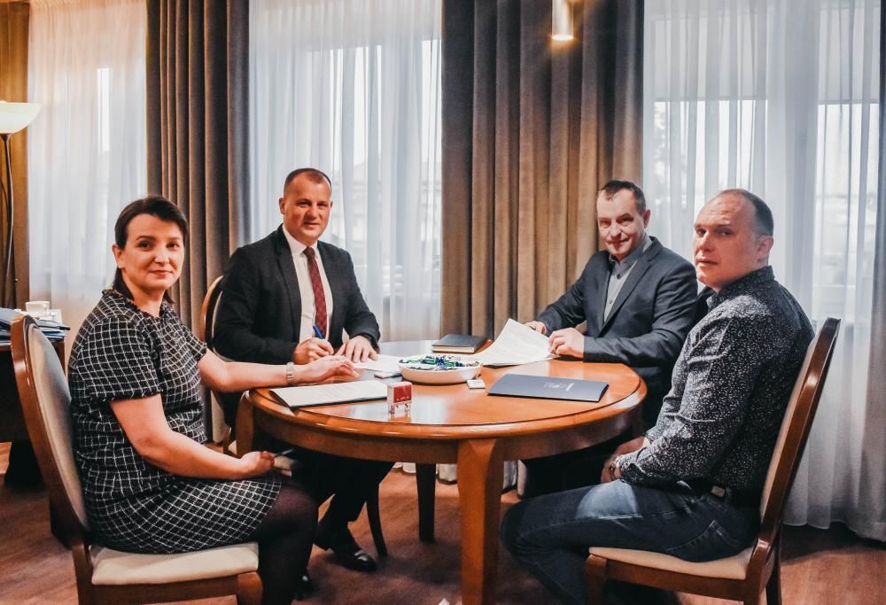 Umowa z wykonawcą została podpisana 14 lutego przez wójta trynieckiej gminy Ryszarda Jędrucha przy kontrasygnacie pani skarbnik Jolanty Flak. <br/>fot.UG Tryńcza