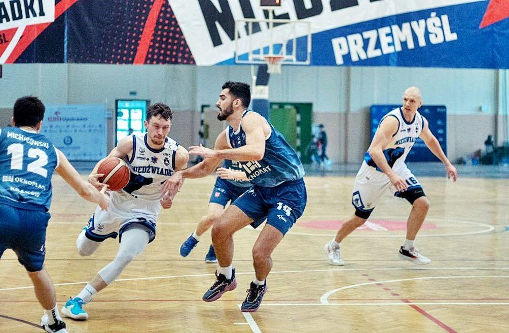 Mimo sześciu strat Rafał Serwański (z piłką) był zdecydowanie najlepszym zawodnikiem Niedźwiadków Chemart w spotkaniu w Rzeszowie.<br/>fot.Grzegorz Gajdzik