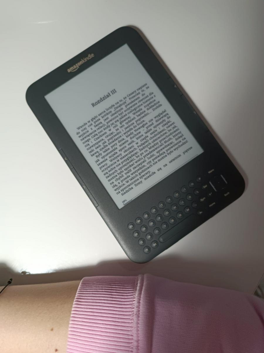 Ostatnie lata wyraźnie wskazują, że księgozbiory z bibliotecznych regałów przenoszą się do pamięci komputerów lub poręcznych czytników e-book.<br/>fot.archiwum autora