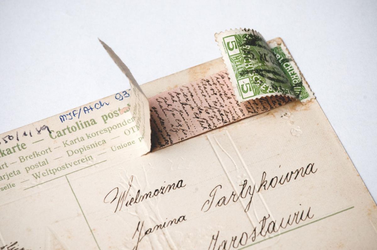 Po nacięciu górnej części karty spod znaczka pocztowego wyłania się właściwy tekst – krótki list miłosny. <br/>fot.Muzeum Kamienica Orsettich