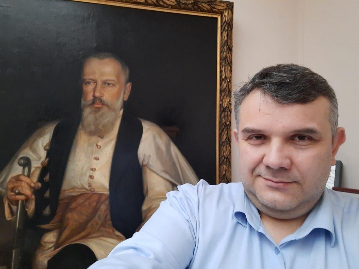 – Jeśli chodzi o przeszłość, teraźniejszość i przyszłość, to muzeum będzie wizją całego naszego zespołu muzealnego – podkreśla Konrad Sawiński, zaznaczając, że czuje się raczej liderem zespołu, a nie stereotypowym przełożonym. Na zdjęciu obraz burmistrza Adolfa Dietziusa.<br/>fot.Konrad Sawiński