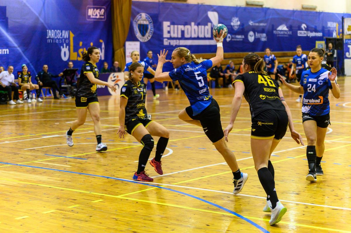 Joanna Gadzina (nr 5) wybrana została MVP (najwartościowszą) zawodniczką meczu.<br/>fot.PGNiG Superliga Piłki Ręcznej Kobiet