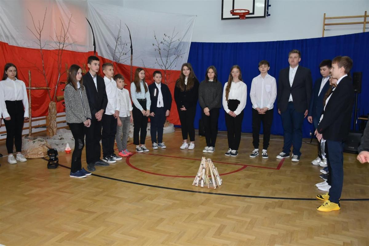 Uroczystość była ukoronowaniem starań o nadanie Publicznej Szkole Podstawowej w Iskani im. pochowanego na tutejszym cmentarzu powstańca styczniowego Mieczysława Weryhy Darowskiego.<br/>fot.PSP w Iskani