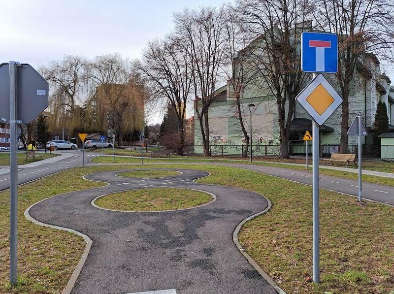 Mieszkający w okolicy tzw. miasteczka ruchu drogowego przy Dolińskiego podkreślają, że jeśli znudzona młodzież czy inne przygodne osoby nadal będą niszczyć infrastrukturę obiektu i zostawiać po sobie śmieci, zniweczone zostaną wszystkie wysiłki tych, którzy o powstanie tego miejsca zabiegali i przes