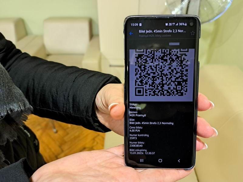 Przemyślanka Monika Mühln podczas kontroli okazała bilet elektroniczny pobrany na telefon. – Nieświadoma przewinienia, chciałam wiedzieć, w czym zawiniłam, a spotkałam się z agresją, brakiem taktu i napastliwością – mówi kobieta.

<br/>fot.Urszula Gielo