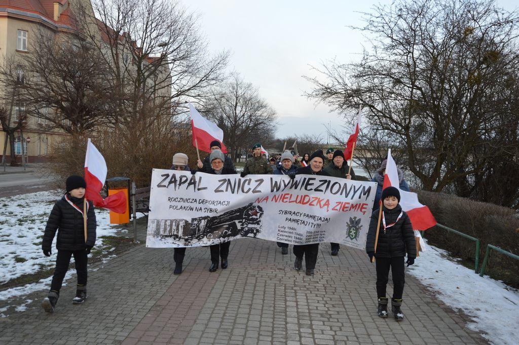 Zebrani przemaszerowali Wybrzeżem Ojca św. Jana Pawła II do pomnika Zesłańców Sybiru i Ofiar Katynia.<br/>fot.UM Przemyśl  