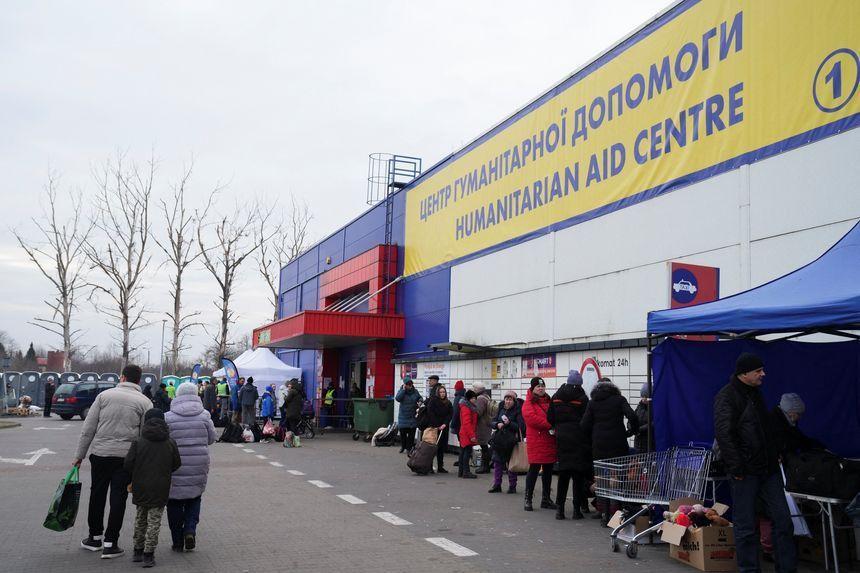 Centrum zarządzane jest przez Polski Czerwony Krzyż, ale część magazynowa prowadzona jest przez miasto i obsługuje punkt recepcyjny „Na Dworcu PKP w Przemyślu”. Tam dodatkowe wynagrodzenie pobierają m.in. sekretarz miasta Dariusz Łapa i pełniący obowiązki kierownika Biura Prezydenta Miasta Przemyśla