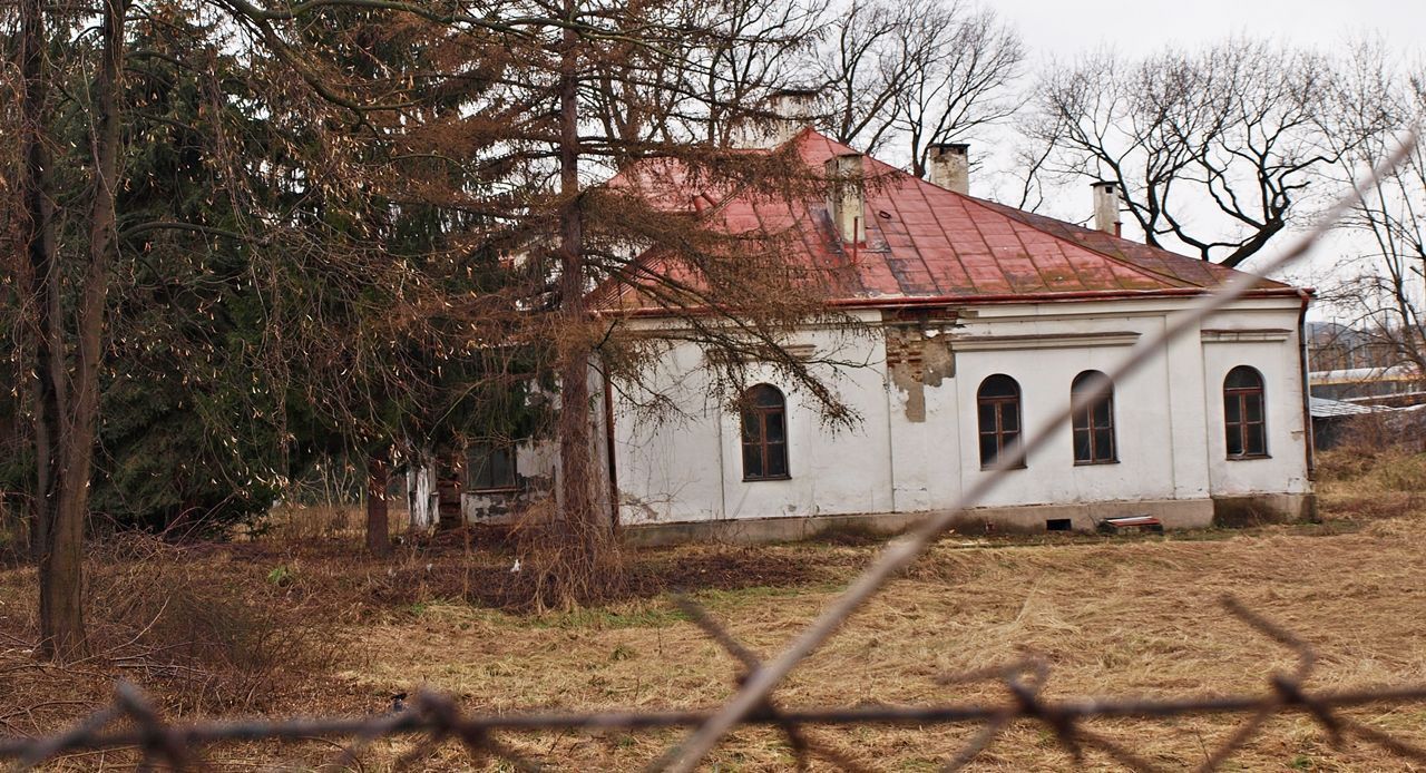 Prawdą jest, że w wielu miejscach tynk plastrami odpada od elewacji, szyby w oknach są powybijane, a w niektórych miejscach nie ma nawet framug.<br/>fot.Mariusz Godos