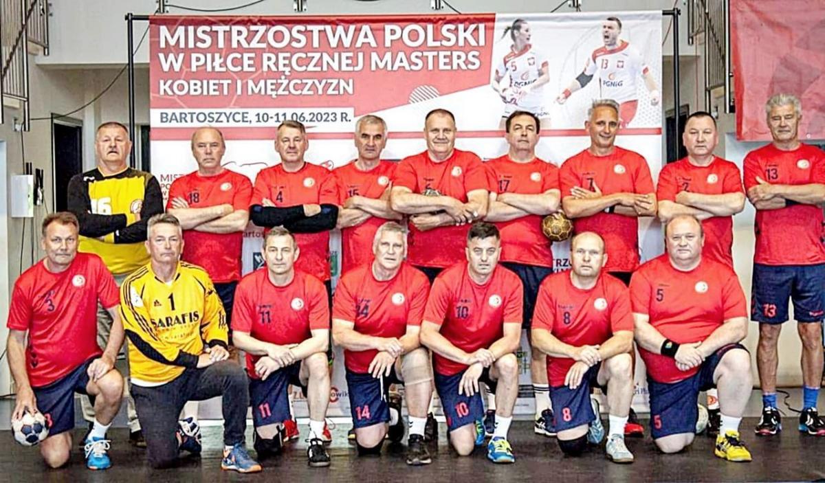 Impulsem do zatrzymania regresu piłki ręcznej może być postawa oldbojów Czuwaju, którzy właśnie pod szyldem swego klubu zdobyli w tym roku tytuł Mistrza Polski Masters kategorii 55 plus i zadedykowali ten tytuł swoim młodszym kolegom.