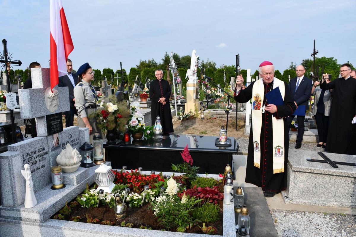 Zrekonstruowany grób rodziny Ulmów poświęcił metropolita przemyski ks. abp Adam Szal.fot.MD 