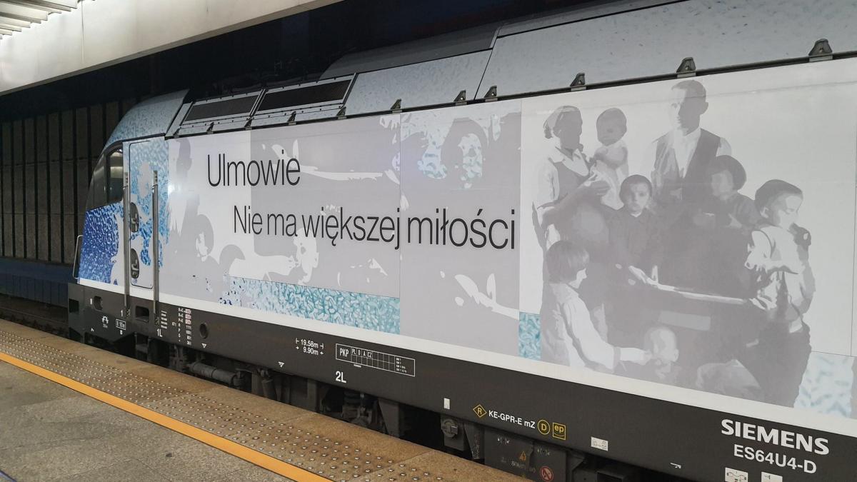 Jedyny w swoim rodzaju pociąg Intercity „Wawel” – z grafiką rodziny Ulmów i napisem „Ulmowie – nie ma większej miłości” oraz „Zamordowani przez Niemców za ratowanie Żydów podczas II wojny światowej” – do 4 września będzie kursował na trasie Przemyśl – Berlin.<br/>fot.Biuro Prasowe UMWP  