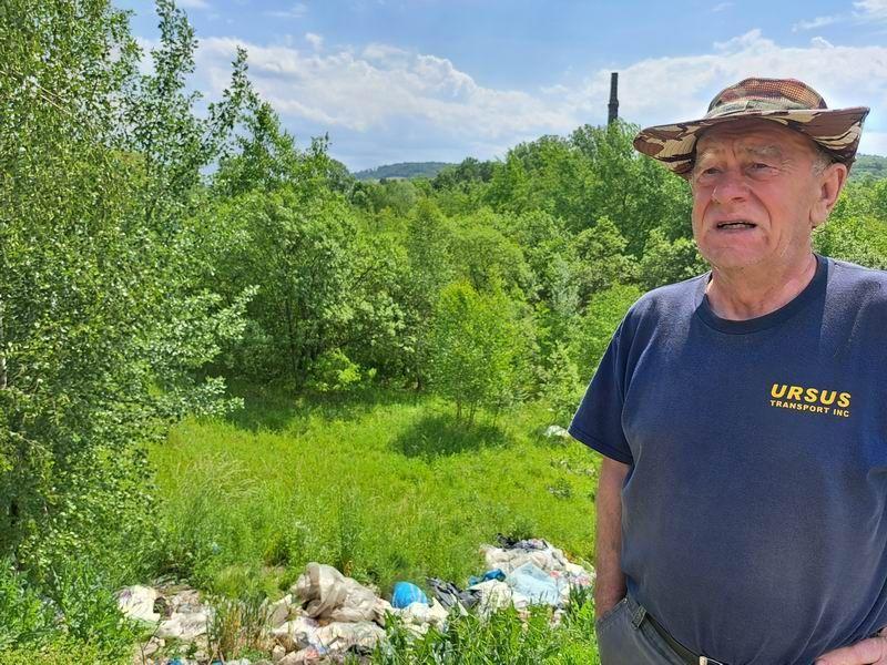 A. Kazimierz pisma w sprawie problemów ulicy Obozowej śle do różnych instytucji od kilku lat. Efektu nie ma, bo właścicielem jest prywatna spółka, która nie jest zainteresowana, by należycie nadzorować swój teren.<br/>fot.Urszula Gielo