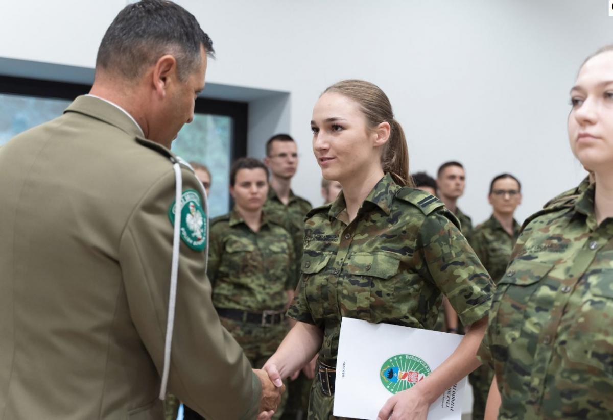 Młodzi funkcjonariusze ukończyli szkolenie podstawowe, a następnie podoficerskie w Ośrodku Szkoleń Specjalistycznych SG w Lubaniu. Teraz czeka ich służba na jednym z podkarpackich przejść granicznych.<br/>fot.serwis BiOSG