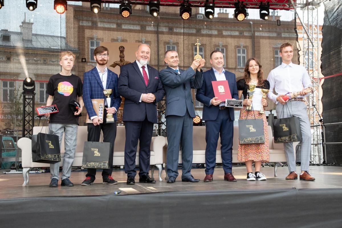 „Statuetka „Jarosława 2023” trafiła do rąk dyrektora ZSTiO Adama Tomaszewskiego, , któremu przy odbiorze nagrody asystowali uczniowie Patryk Harasik, Karolina Łakomy, Michał Meszko i Filip Piękoś, a także nauczyciel Artur Tutka.<br/>fot.Starostwo Powiatowe w Jarosławiu